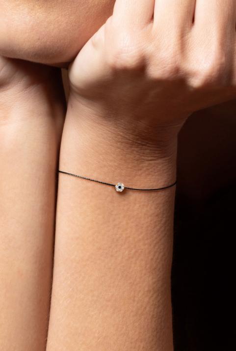 String bracelet with white diamonds and a black diamond in yellow gold cluster style setting - Redline - 0++