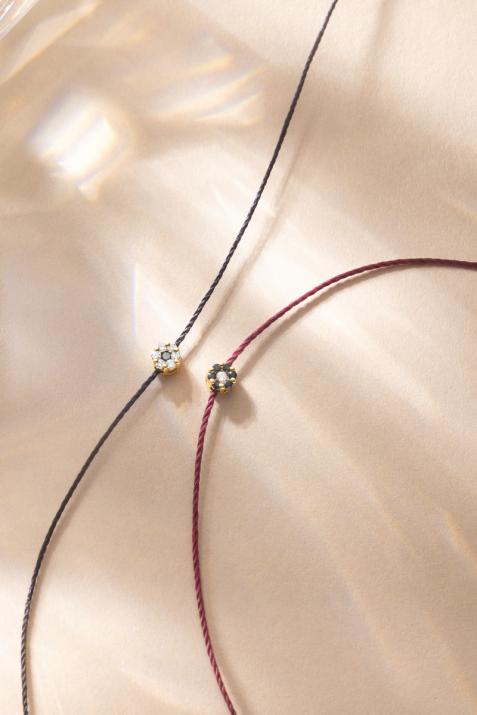 String bracelet with black diamonds and a white diamond in yellow gold cluster style setting - Redline - 0++
