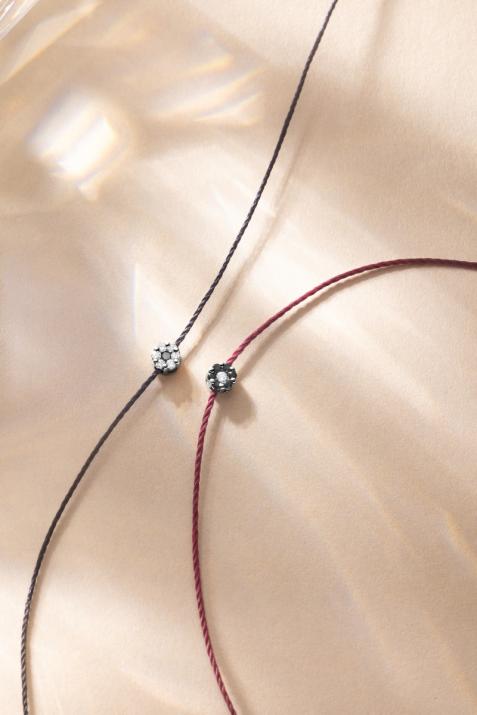 String bracelet with black diamonds and a white diamond in black gold cluster style setting - Redline - 0++