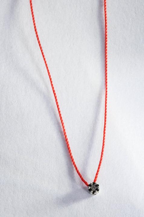 String necklace with black diamonds and a white diamond in white gold cluster style setting - Redline - 0++