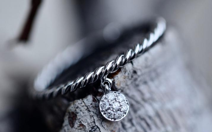 Ring with 0.06ct Round Diamond in White Gold Cluster Setting - Redline - 0++