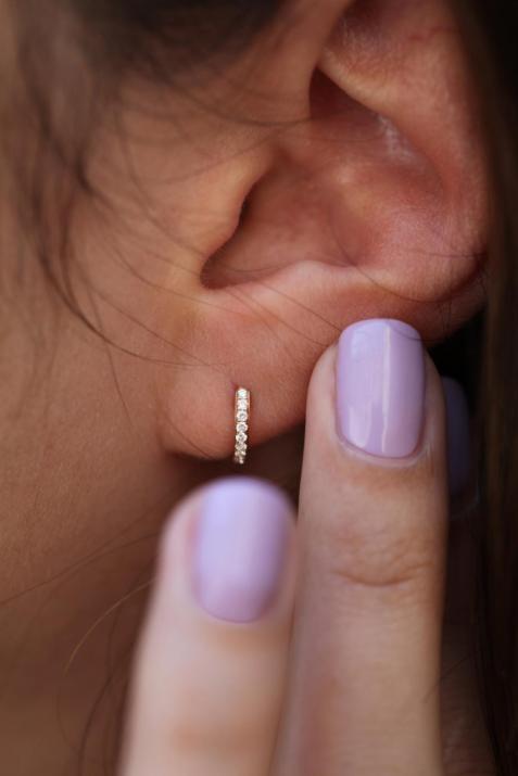 Earrings with 0.096ct Round Diamond in Yellow Gold Bezel Setting - Redline - 0++