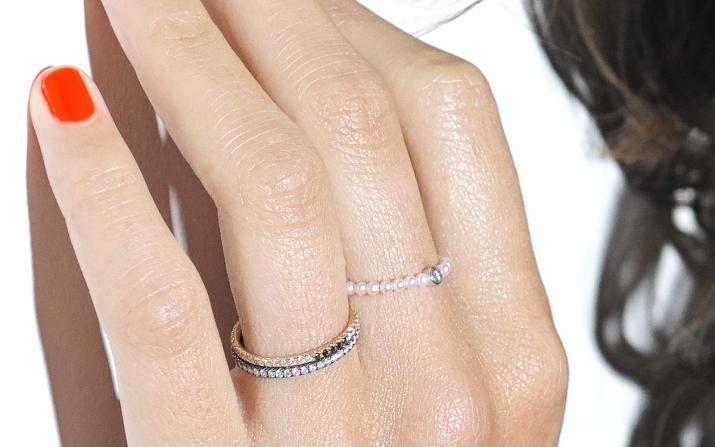 String ring with small freshwater pearls and 0.05ct diamond in white gold bezel setting - Redline - 0++