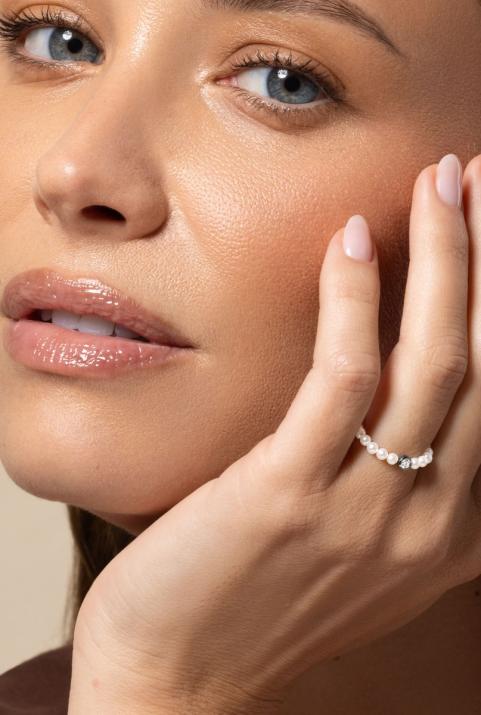 String ring with small freshwater pearls and 0.05ct diamond in black gold bezel setting - Redline - 0++