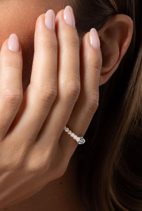 String ring with freshwater pearls and a golden ball of encrusted 0.19ct diamonds in black gold bezel setting - Redline - 0++