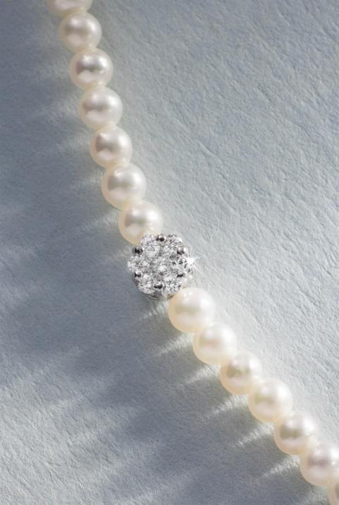 String bracelet with freshwater pearls and seven 0.1ct diamonds in white gold bezel setting - Redline - 0++