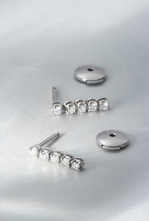 Earrings with 1.9ct diamonds in white gold prong setting - Redline - 0++