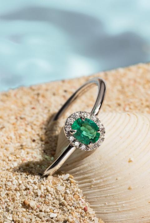 Emerald and diamonds ring band in white gold prong setting - Redline - 0++