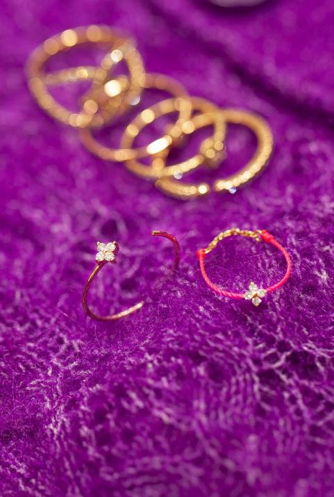 Ring with 0.056ct Round Diamond in Yellow Gold Prong Setting - Redline - 0++