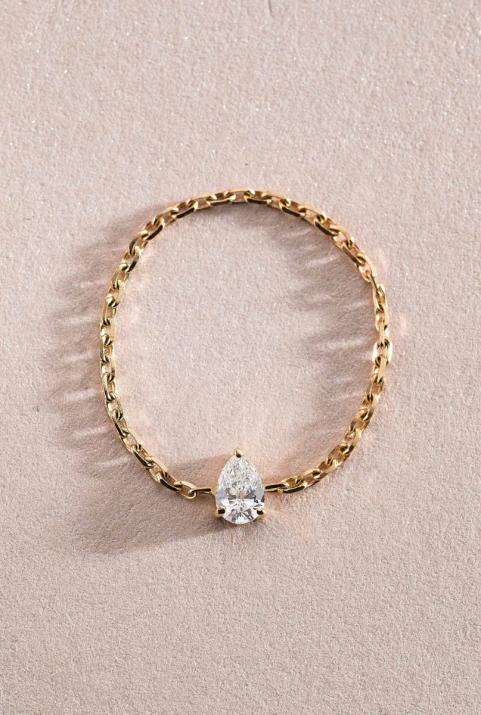 Chain ring with 0.1ct pear shaped diamond in yellow gold prong setting - Redline - 0++