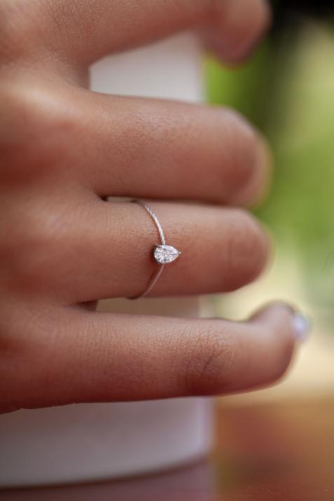 String ring with 0.2ct pear shaped diamond in white gold prong setting - Redline - 0++