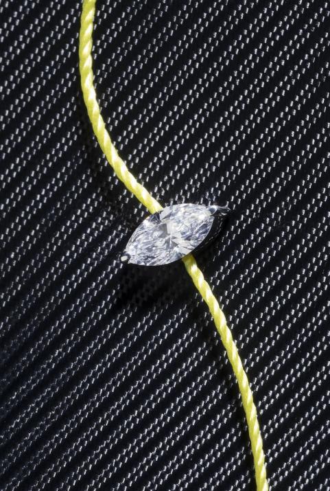 String bracelet with 0.1ct marquise cut diamond in black gold prong setting - Redline - 0++