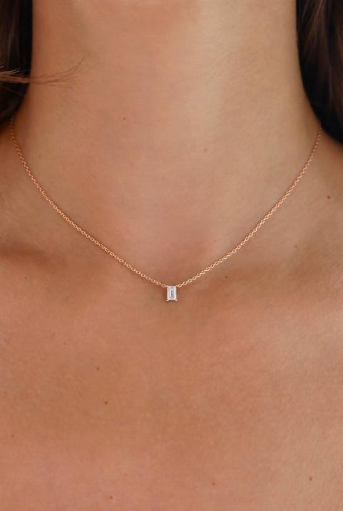 Chain necklace with 0.1ct baguette-cut diamond in rose gold prong setting - Redline - 0++