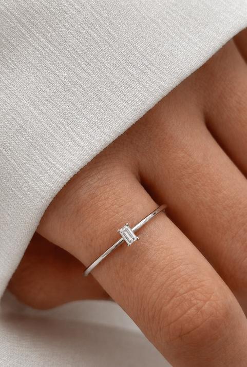 Ring band with 0.1ct baguette-cut diamond in white gold prong setting - Redline - 0++