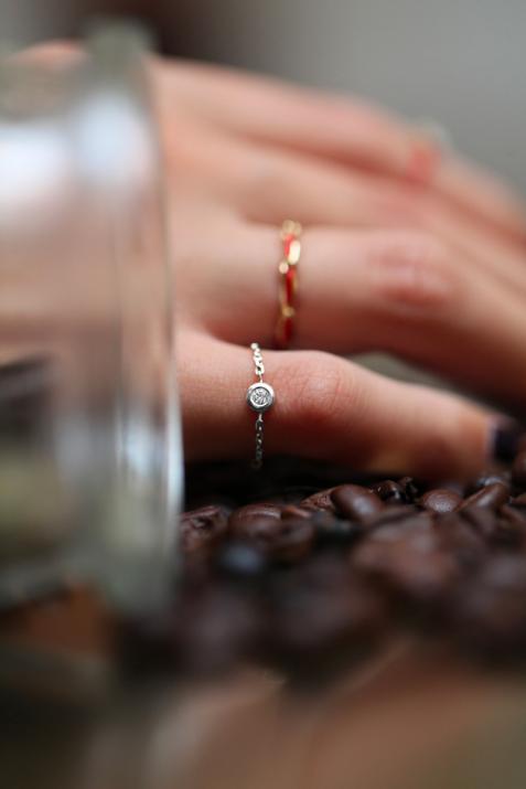 Chain ring with 0.05ct diamond in white gold bezel setting - Redline - 0++