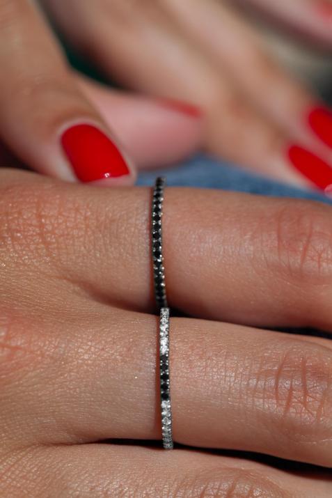 Diamond-paved black gold ring band with 5 black diamonds - Redline - 0++