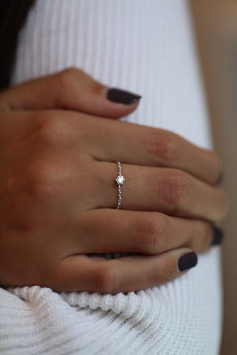 ホワイトゴールドの0.10カラットのアブソルプロングセットリングチェーン - Redline - 0++