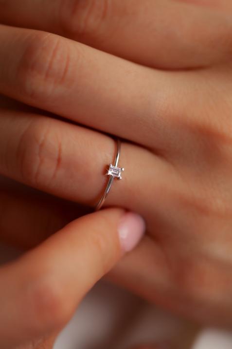 Ring band with 0.1ct baguette-cut diamond in white gold prong setting - Redline - 0++