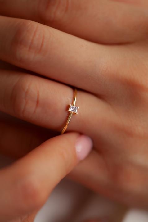 Ring band with 0.1ct baguette-cut diamond in yellow gold prong setting - Redline - 0++