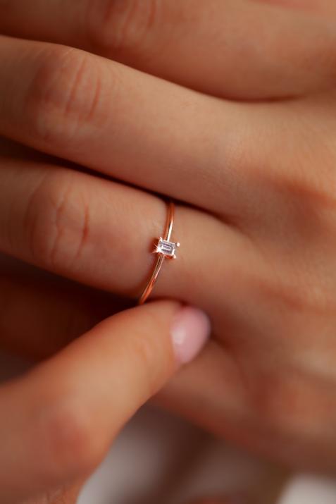 Ring band with 0.1ct baguette-cut diamond in rose gold prong setting - Redline - 0++