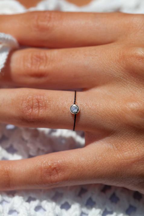 String ring with 0.05ct diamont in white gold bezel setting - Redline - 0++
