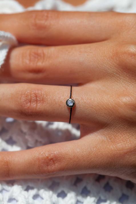 String ring with 0.05ct diamont in black gold bezel setting - Redline - 0++