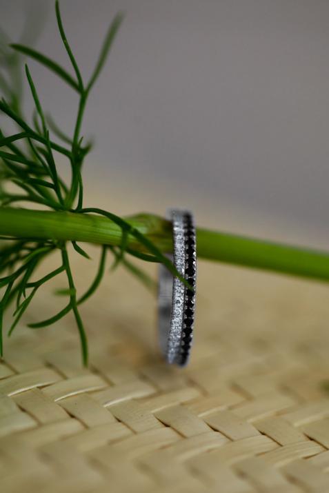 White gold ring band with pave black diamonds - Redline - 0++