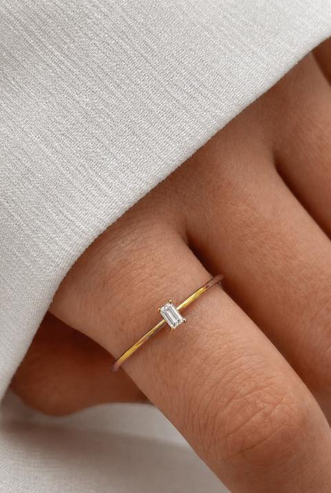 Ring band with 0.1ct baguette-cut diamond in yellow gold prong setting - Redline - 0++