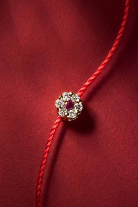 String bracelet with white diamonds and a pink sapphire in yellow gold cluster style setting - Redline - 0++