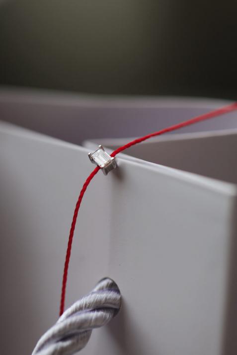 String bracelet with 0.2ct baguette-cut diamond in white gold prong setting - Redline - 0++