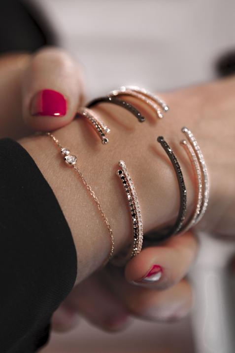 Bangle bracelet with 0.91ct black diamonds in white gold prong setting - Redline - 0++