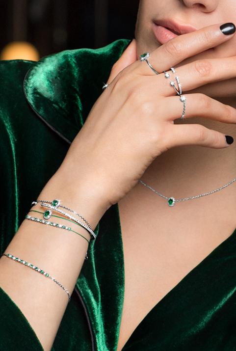 Chain Bracelet For Women with 0.06ct Oval Diamond and Emeraldin Rose Gold Prong Setting - Redline - 0++