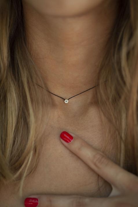 String necklace with white diamonds and a black diamond in yellow gold cluster style setting - Redline - 0++