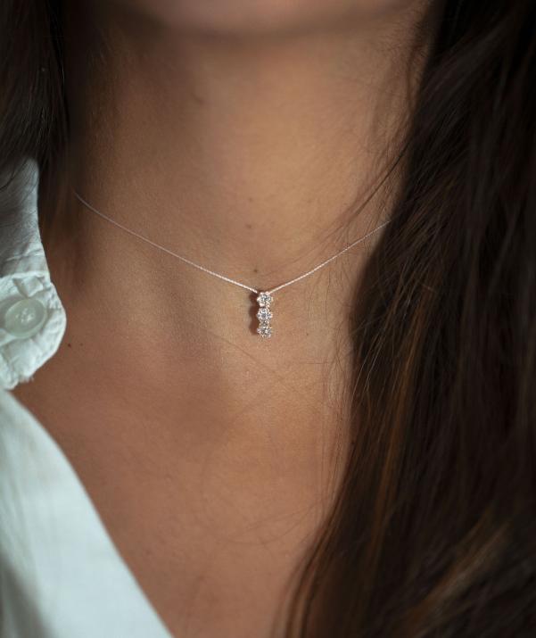 String necklace with 0.3ct diamonds in yellow gold cluster style setting - Redline - 0++