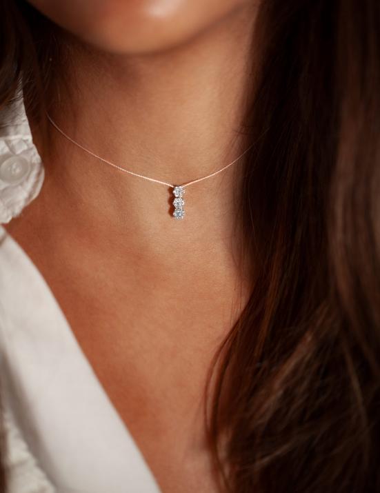 String necklace with 0.15ct diamonds in white gold cluster style setting - Redline - 0++