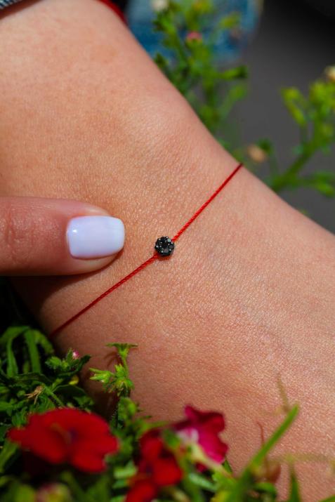 String bracelet with 0.05ct black diamonds in black gold cluster style setting - Redline - 0++