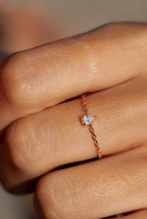 Chain ring with 0.1ct pear shaped diamond in rose gold prong setting - Redline - 0++