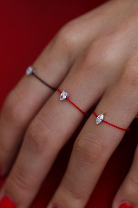 String ring with 0.1ct marquise cut diamond in yellow gold prong setting - Redline - 0++