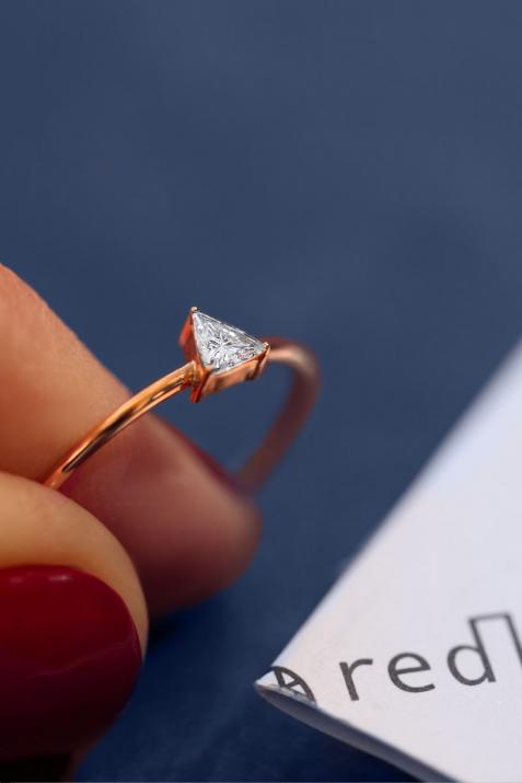Solid gold ring with 0.2ct trillion cut diamond in rose gold prong setting - Redline - 0++