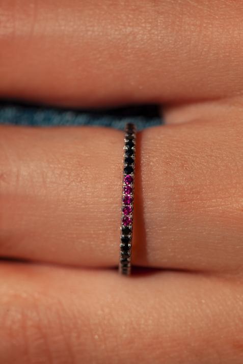 White gold ring band with pave black diamonds and 5 rubies - Redline - 0++