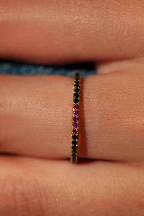Yellow gold ring band with pave black diamonds and 5 rubies - Redline - 0++