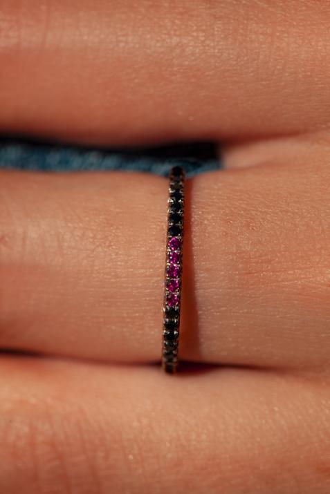 Black gold ring band with pave black diamonds and 5 rubies - Redline - 0++