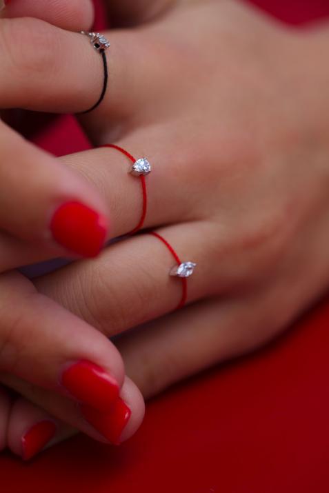 String ring with 0.1ct pear shaped diamond in white gold prong setting - Redline - 0++