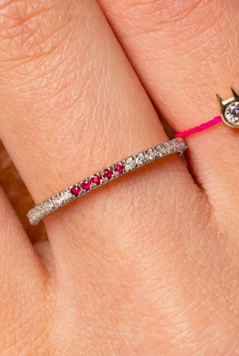 Diamond-paved white gold ring band with 5 rubies - Redline - 0++