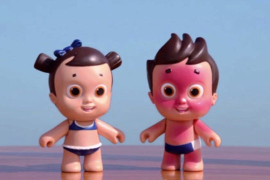 Redline présente Nivea Doll : une poupée qui prend des coups de soleil !