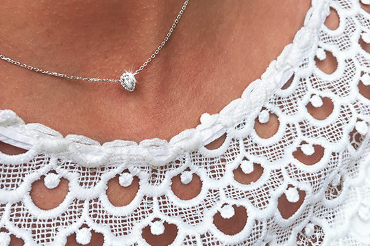 Un collier diamant poire pour un moment spécial