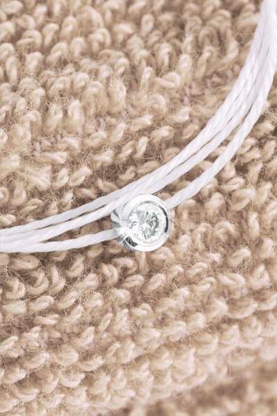 ホワイトラインに輝くダイヤモンド