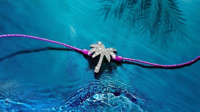 砂のやわらかさに映える純粋な輝き